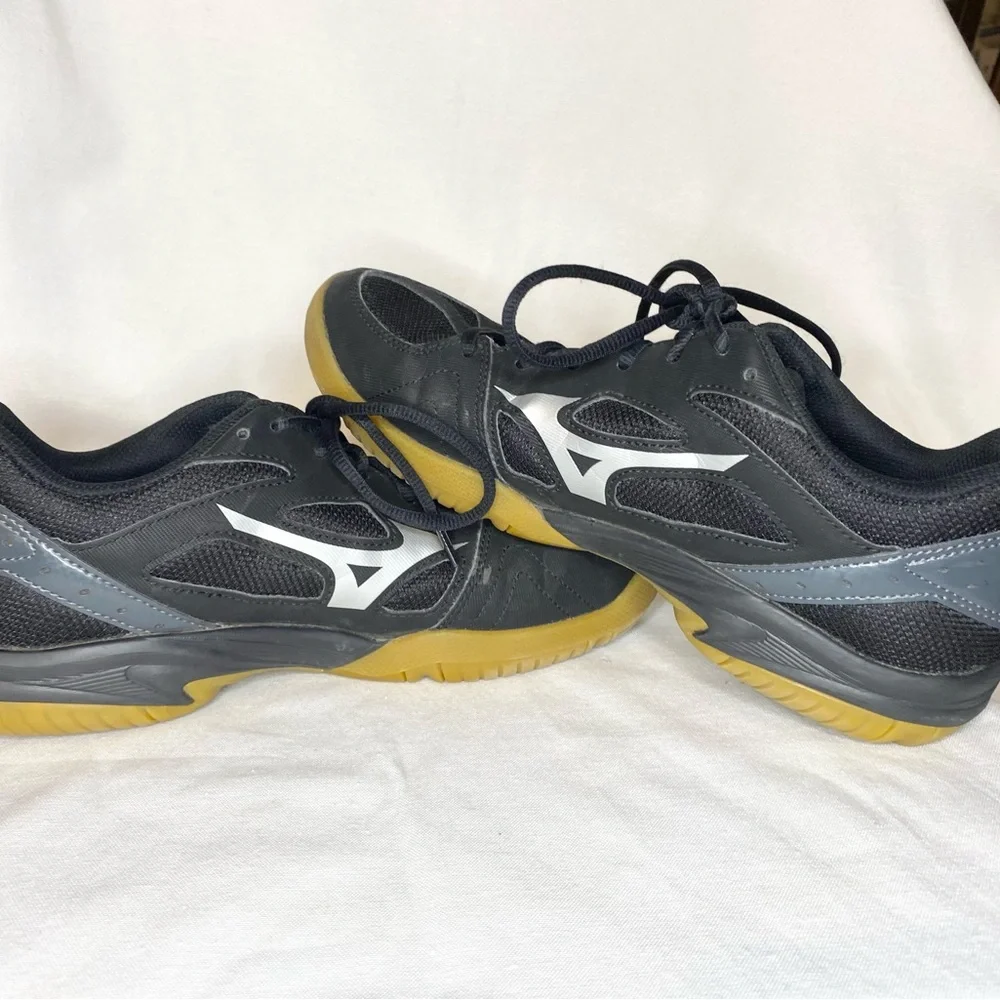 Mizuno volleyball shoes women’s size 9.5